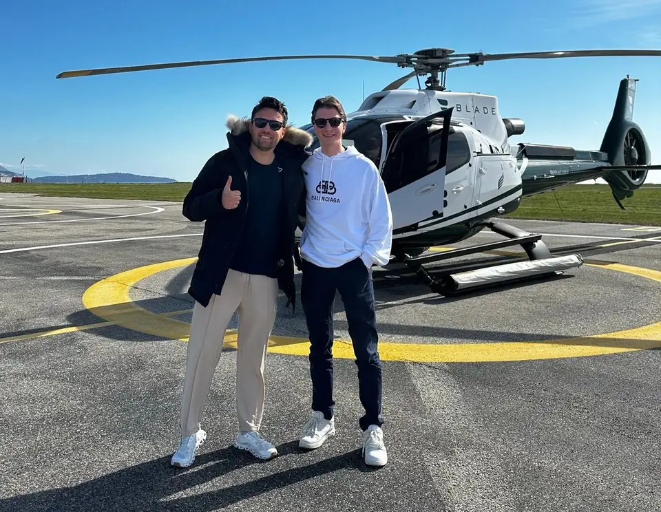 Markus und ein Freund vor einem Hubschrauber