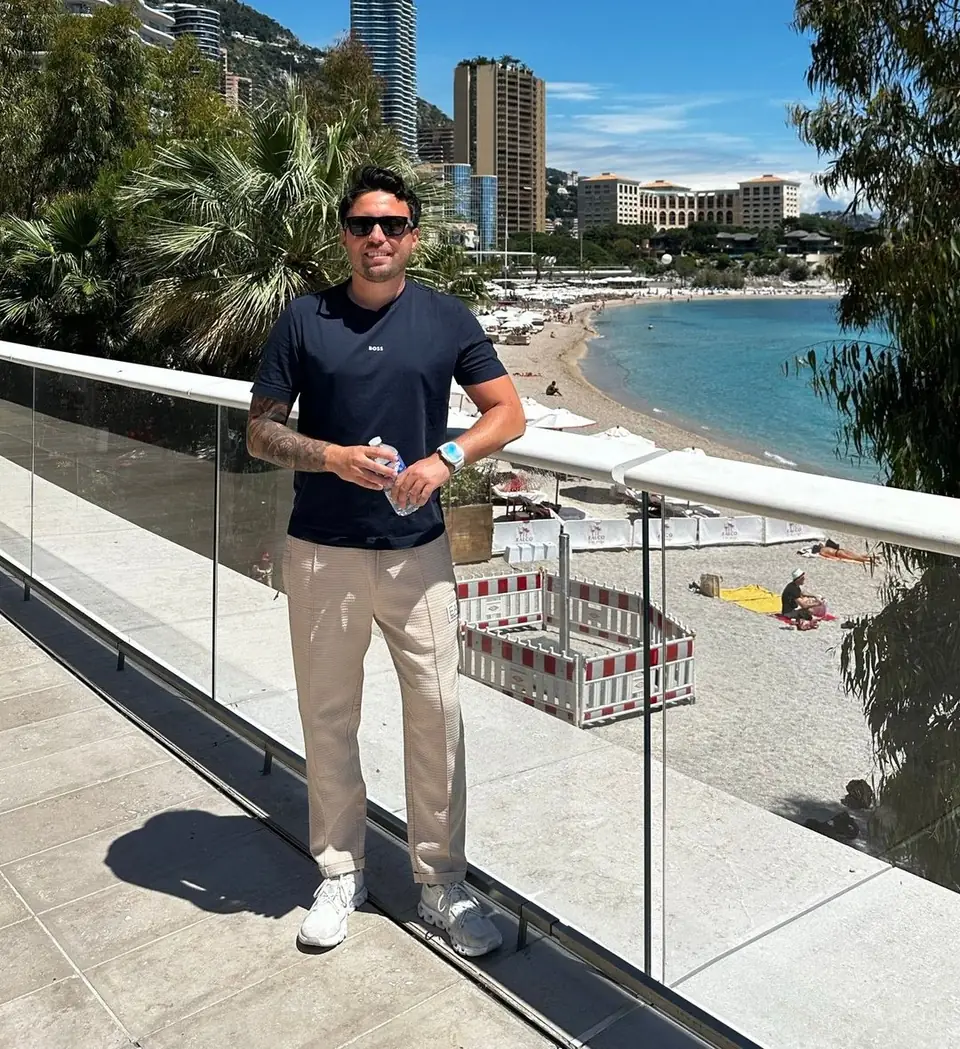 Markus auf einer Promenade am Meer