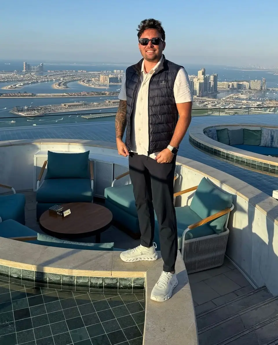 Markus Behmann auf einer Dachterrasse in Dubai, im Hintergrund die Palme