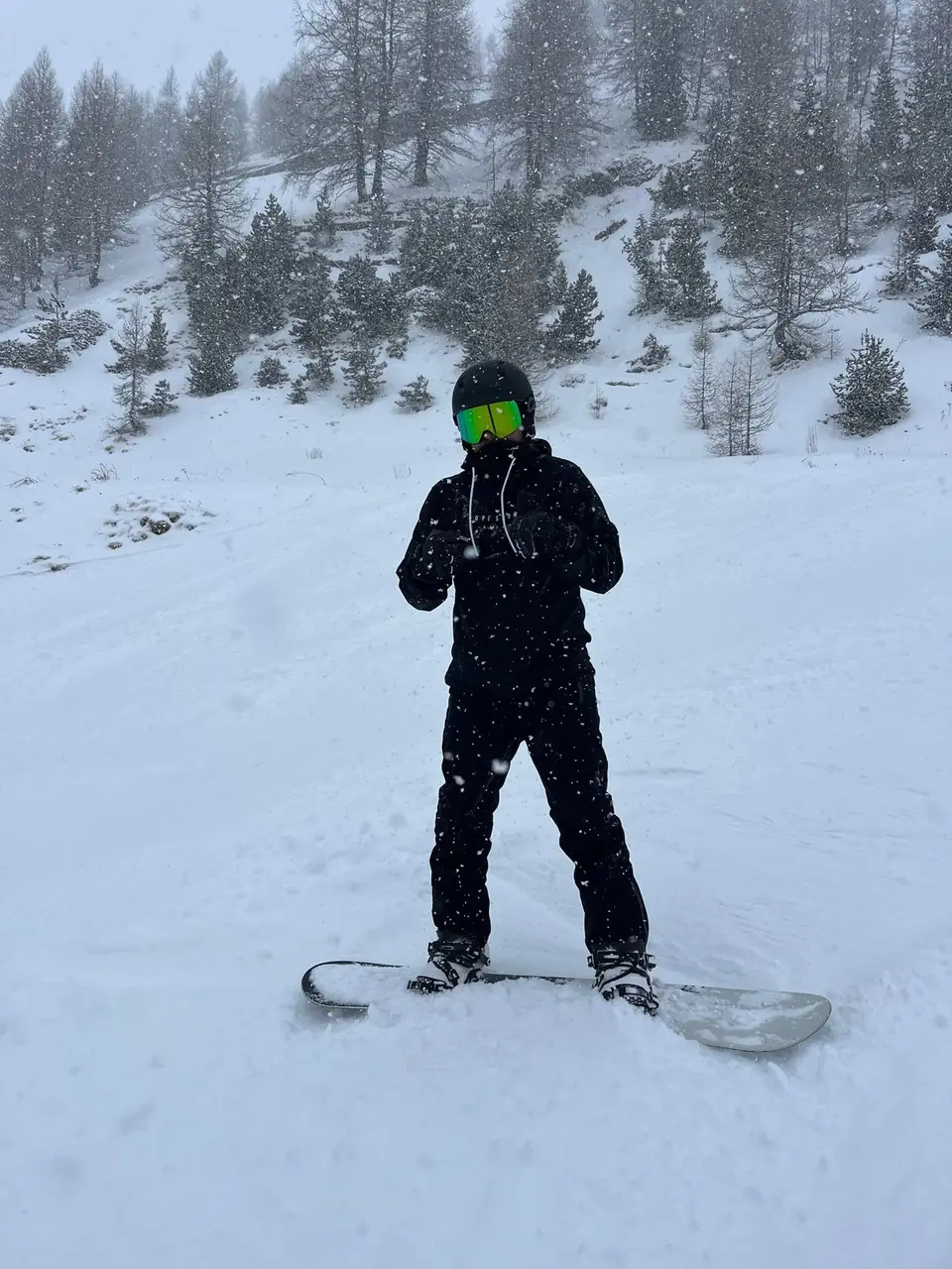Markus auf dem Snowboard im Schnee