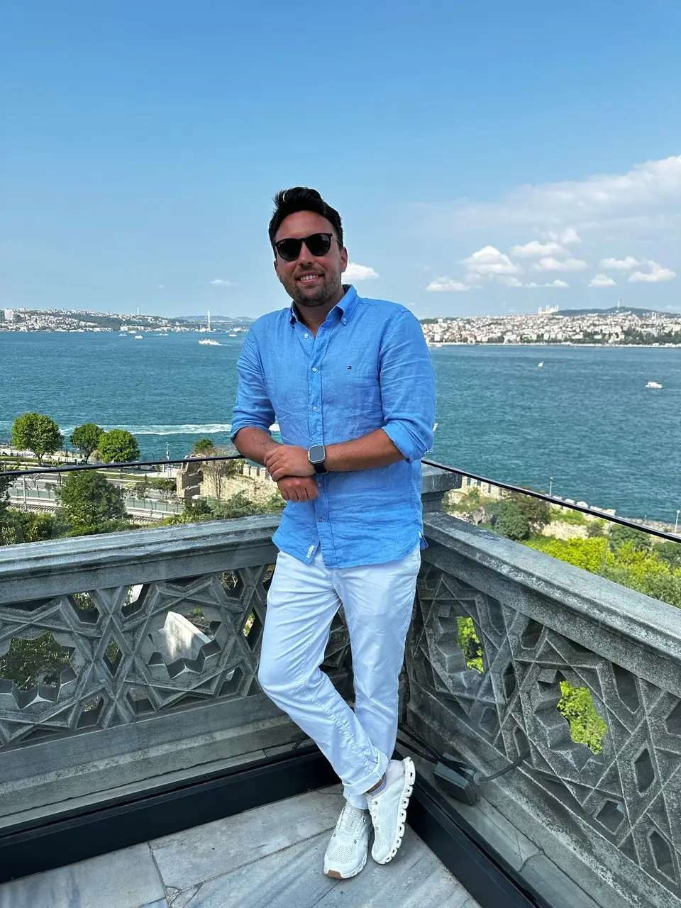 Markus Behmann auf einer Terrasse über dem Meer